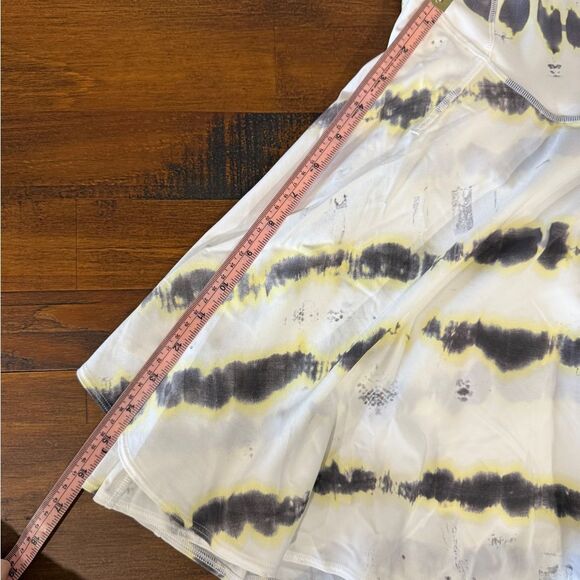Lululemon NWOT White Tie-Dye Court Crush Dress w/built-in bra & shorts - Size 6 - Picture 10 of 11